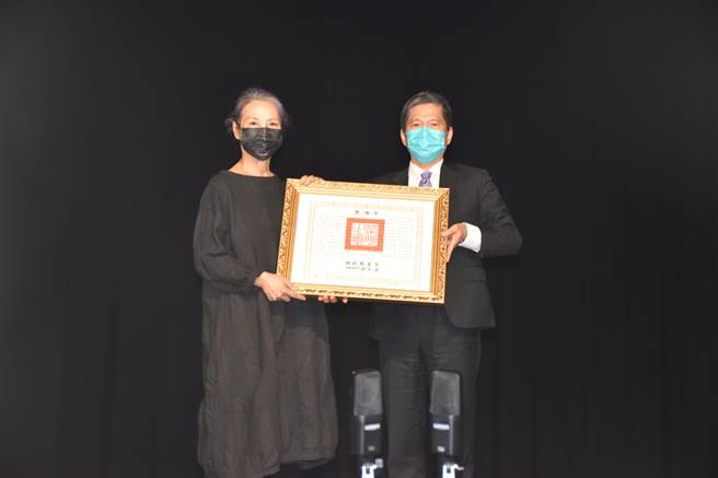 文化部长李永得代替总统蔡英文，颁赠总统褒扬令予杨牧妻子夏盈盈，感谢他对台湾文学的贡献。（罗亦晽摄）