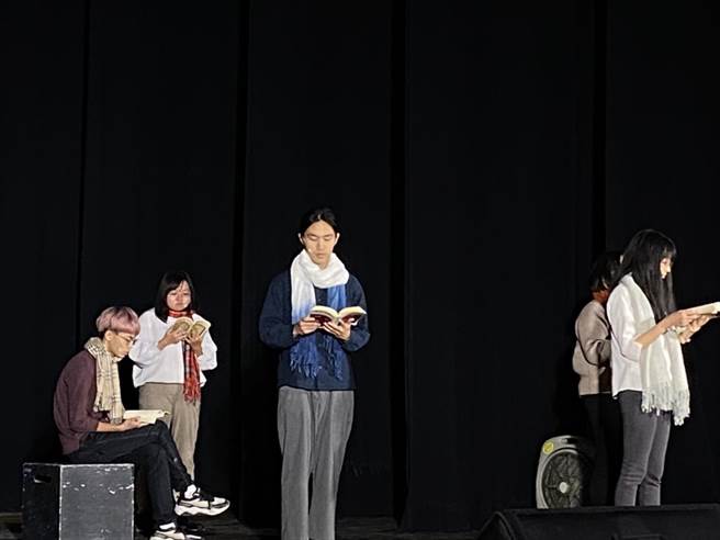 东华大学华文系学生以舞台剧方式呈现杨牧诗词。（罗亦晽摄）