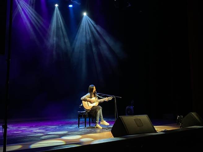 创作歌手王榆钧在追思会现场自弹自唱替杨牧创作的歌曲，盼杨牧的诗词能永留于世。（罗亦晽摄）