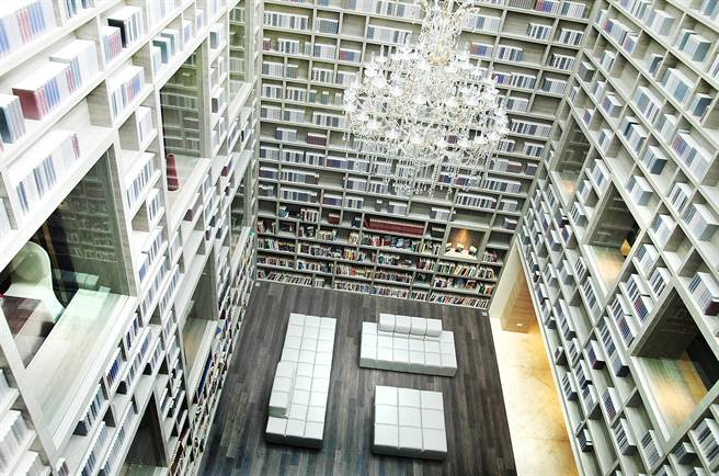 大地酒店大厅藏书阁拥上万本书籍，为知名网美打卡景点。（北投大地酒店提供）