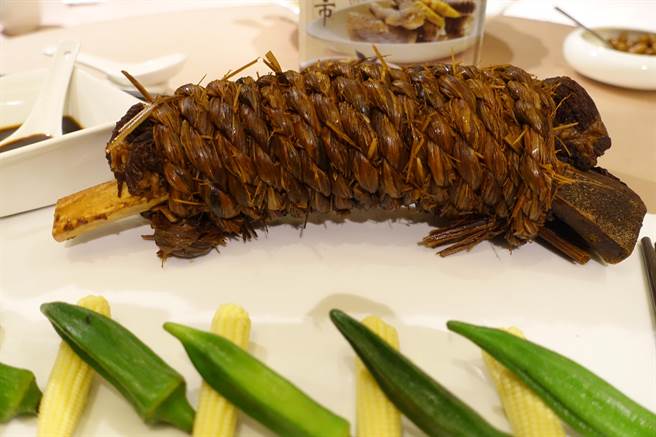 中餐厅「奇岩一号」最知名的菜式—稻香大地牛。（黄采薇摄）