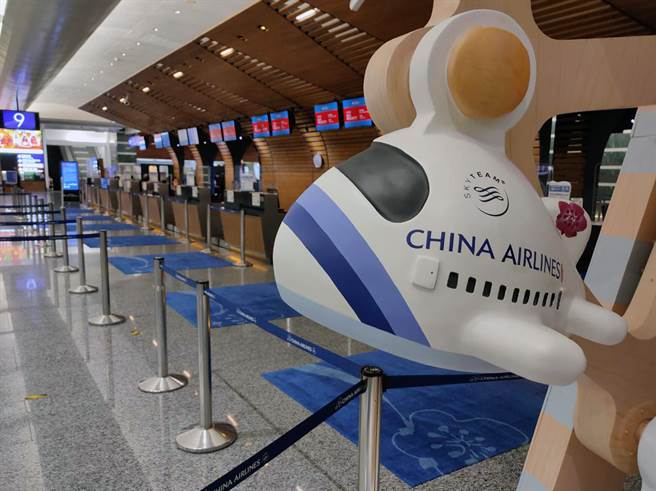 英国变种新冠病毒肆虐，考量疫情状况及机组员隔离措施，华航宣布取消2021年1月台北往返伦敦所有航班，后续将依市场需求及疫情状况调整航班计画。图为桃园机场第一航厦内空荡荡的华航柜台。（陈麒全摄）