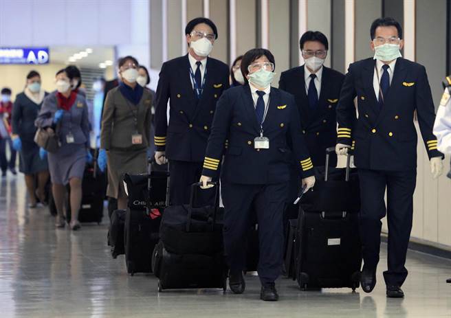 27日华航执飞英国航班为例，共有4位前舱的机师与9位后舱组员，这13人最快也要14天后才能在派遣任务。（陈麒全摄）