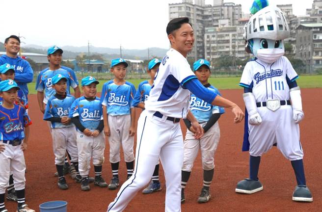 富邦校园巡迴来到八里国小，寿星江国豪（前）担任「悍你上学趣」教练。（富邦悍将提供／廖德修台此传真）