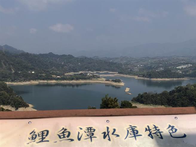 因新竹至台中地区今年下半年降雨偏少，使得苗栗鲤鱼潭水库蓄水量，持续降低。图／刘朱松