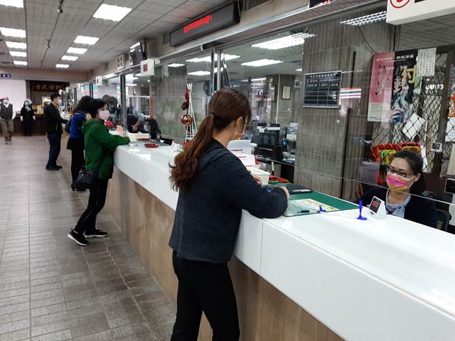 「水果之乡」台中东势农产收益爆大量，梨农荷包满满，东势区农会存款也较去年暴增7亿元。（王文吉摄）