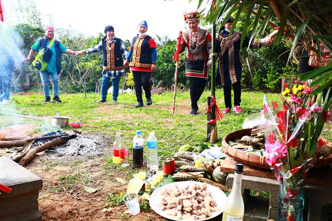 垦丁社顶部落居民29日回到旧部落遗址遵循古礼祭拜祖灵，祈求31日开庭顺利、恢復排湾族身分。（谢佳潾摄）