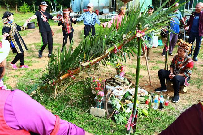 垦丁社顶部落居民29日回到旧部落遗址遵循古礼祭拜祖灵，祈求31日开庭顺利、恢復排湾族身分。（谢佳潾摄）