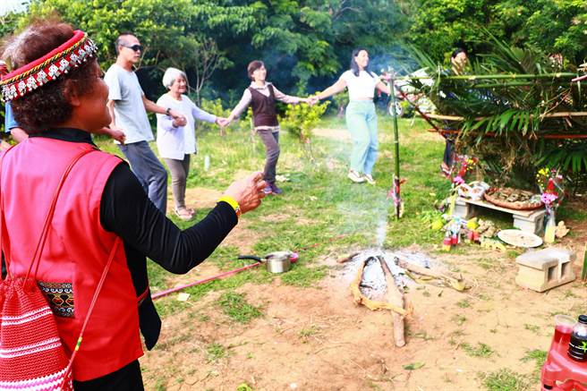 垦丁社顶部落居民29日回到旧部落遗址遵循古礼祭拜祖灵，祈求31日开庭顺利、恢復排湾族身分。（谢佳潾摄）