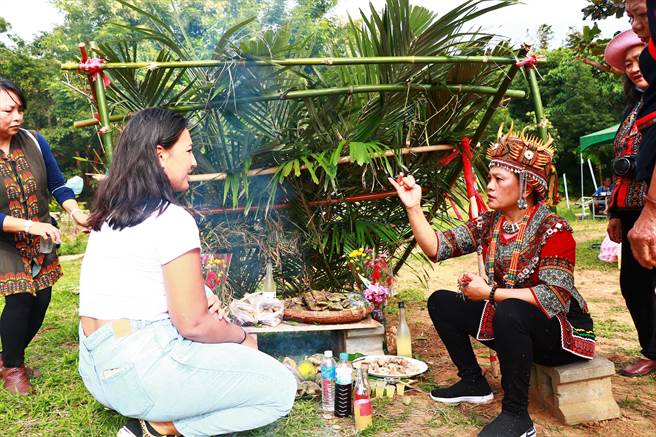 垦丁社顶部落居民29日回到旧部落遗址遵循古礼祭拜祖灵，祈求31日开庭顺利、恢復排湾族身分。（谢佳潾摄）