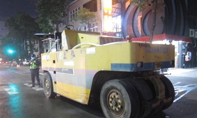 台中工人酒驾压路机辗过同事 送医抢救不治（民眾提供／陈淑芬台中传真）