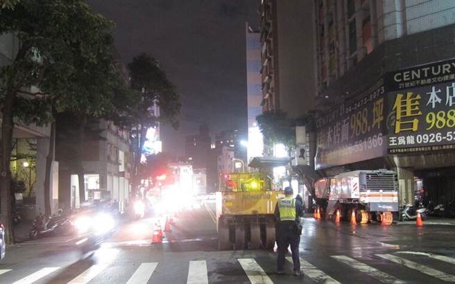 台中工人酒驾压路机辗过同事 送医抢救不治（民眾提供／陈淑芬台中传真）