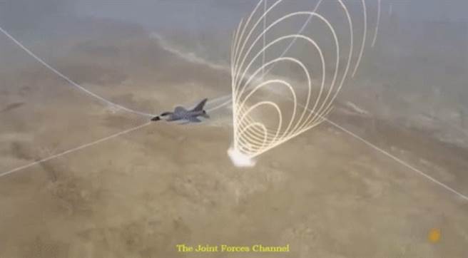艾德·林奇将F-16战机在低空超音速，形成的音爆吓退了地面敌军。(图/YOUTUBE)