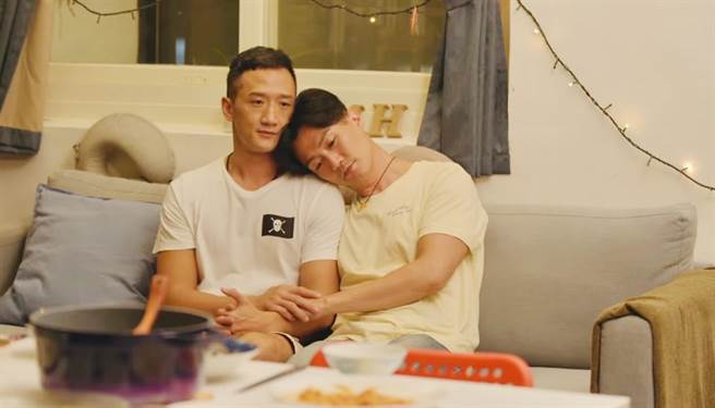 〈上好的一年〉由林俊逸（右）亲自演出。（截自《跟老师上床》画面）