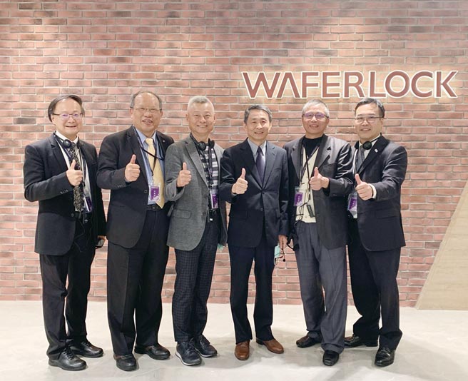 维夫拉克安排来宾参观新厂，图左起为台中市建筑师公会理事长黄郁文、智慧化居住空间产业联盟会长张芳民、胜群金属董事长陈武华、维夫拉克董事长连智民、宝旺建设董事长刘明宗、台中建经协会理事长赖炳源。图／黄俊荣