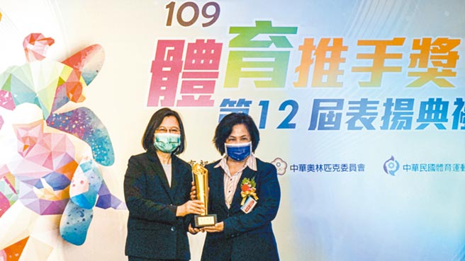 全球人壽榮獲109年體育推手獎「贊助類金質獎」殊榮，由全球人壽社會責任長高芬蒂（右）代表自總統蔡英文手中獲頒獎盃。圖／全球人壽提供