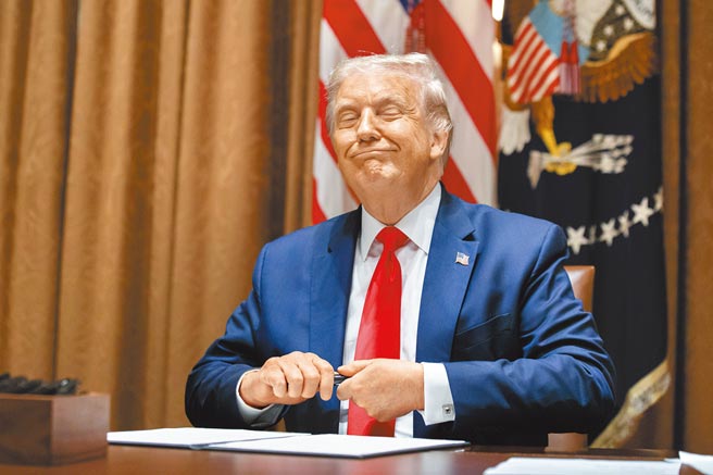 美国总统川普27日终于签署总额高达2.3兆美元的疫情纾困案及政府预算案，可能是因为强大的舆论以及来自共和党的沉重压力，逼着他不得不就范。（美联社）