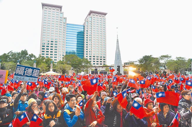 超过万人参与的市民广场元旦升旗典礼，因应疫情改成线上直播，不开放一般民眾到场参与。（新北市民政局提供）