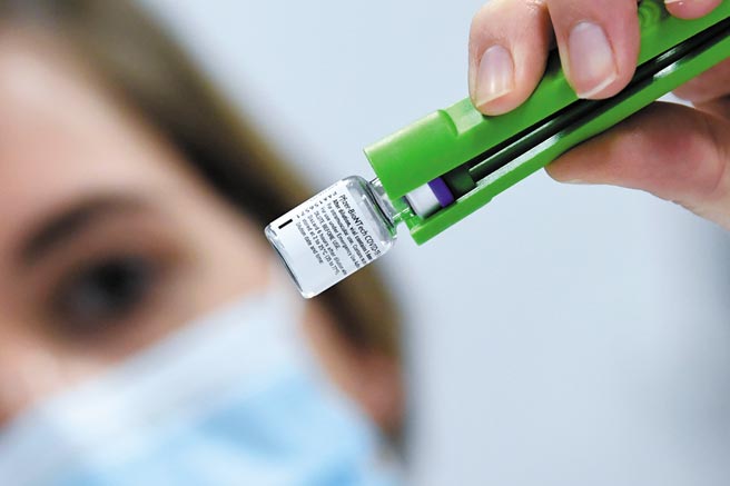 英國新冠肺炎出現變種病毒株，讓歐洲神經緊繃。傳出有富豪為了搶打疫苗，豪擲2000英鎊（約台幣7.6萬），希望能提早接種。（美聯社）