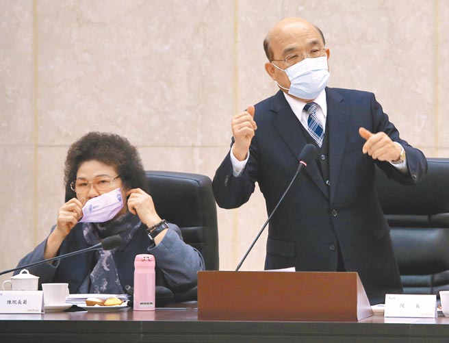 行政院长苏贞昌（右）28日与各部会首长出席「监察院109年巡察行政院会议」，监察院长陈菊（左）率领监委到场，苏院长致词表示，开放美猪来台，其实是在解决台美多少年来的贸易障碍，并非用什么条件去交换，尤其今年我国防范非洲猪瘟有成，口蹄疫拔针成功，并点出重点，当我们猪肉能外销，就不能禁止人家来。（图文：陈君玮）