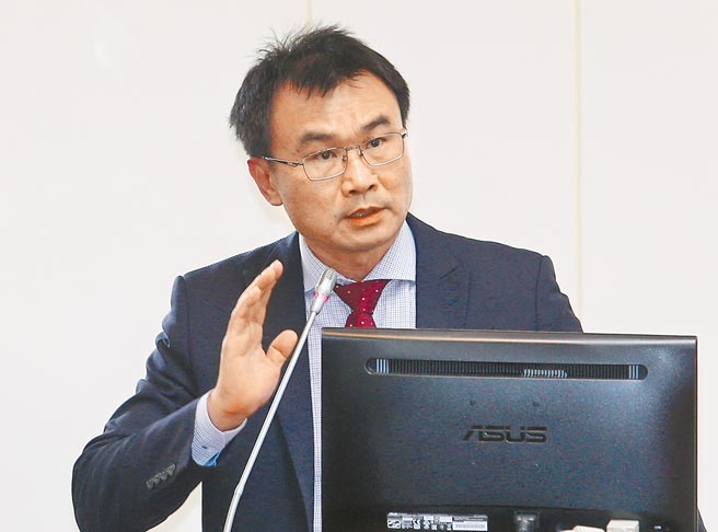 針對「鬍鬚張」滷肉飯的西班牙紅麴豬肉事件，陳吉仲28日在立法院備詢時不但沒有道歉，還說這件事情完全是「正面的發展」，表示鬍鬚張清楚標示且配合農委會把進口豬改成使用國產豬，是很多媒體將這件事緣由始末顛倒，並反問「我們哪裡有問題？」（黃世麒攝）