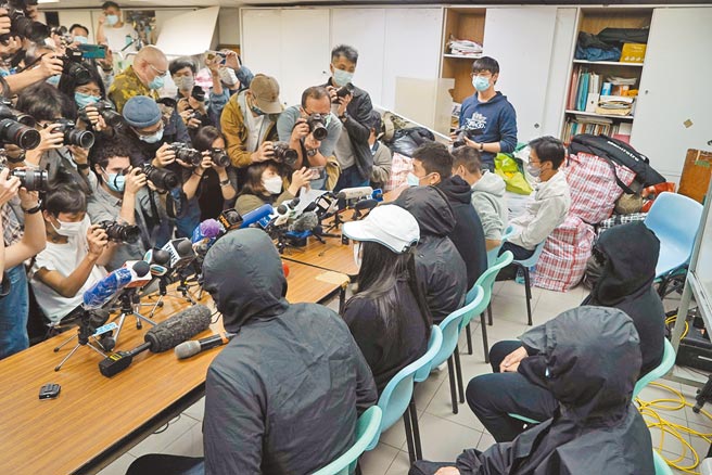 12名計畫偷渡到台灣但中途遭到攔截逮捕的香港人家屬昨天在深圳參加法庭，並聯袂召開記者會。（美聯社）