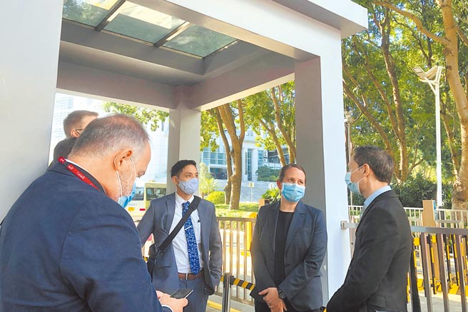 美國、加拿大、澳洲、英國都派代表前往，但被婉拒進入法庭。（路透）