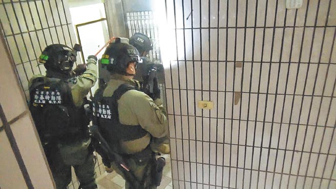 刑事局攻坚破获以江姓兄弟为首的假博弈诈欺集团的机房、水房，逮捕20嫌。（翻摄画面／胡欣男台北传真）