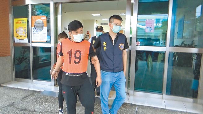 以江姓兄弟为首的假博弈诈欺集团，设立「巨星online」赌博网站，招募诈骗机手，诱骗被害人投注再坑杀，逾600人受害，财损1600多万。刑事局逮捕江姓男子（前排左）等20嫌，依诈欺、组织犯罪等送办。（翻摄画面／胡欣男台北传真）