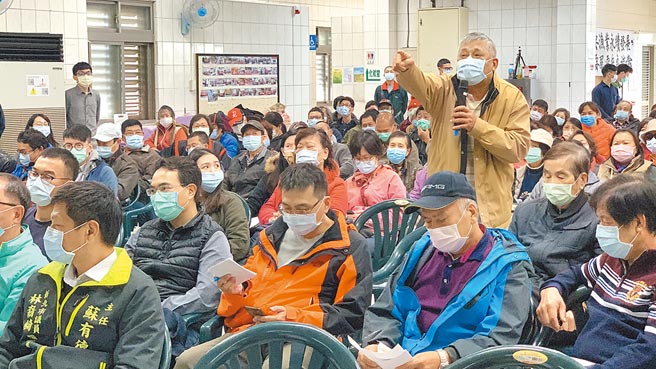 开发商28日下午在新北市瑞芳区举办离岸风电说明会，渔民轮番炮轰开发商罔顾渔民权益。（王扬杰摄）