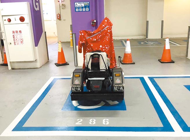 新北市廖姓身障人士日前在身障车位停车，因不属监理所检验合格的「特制机车」，被判定为违停并裁罚1200元罚锾。图为示意图。（新北市交通局提供／许哲瑗新北传真）