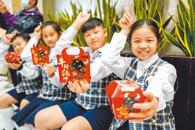 宜兰县文化局昨发表欢乐宜兰年生肖纪念红包，纪念红包还可以折成天灯造型的存钱筒。（李忠一摄）