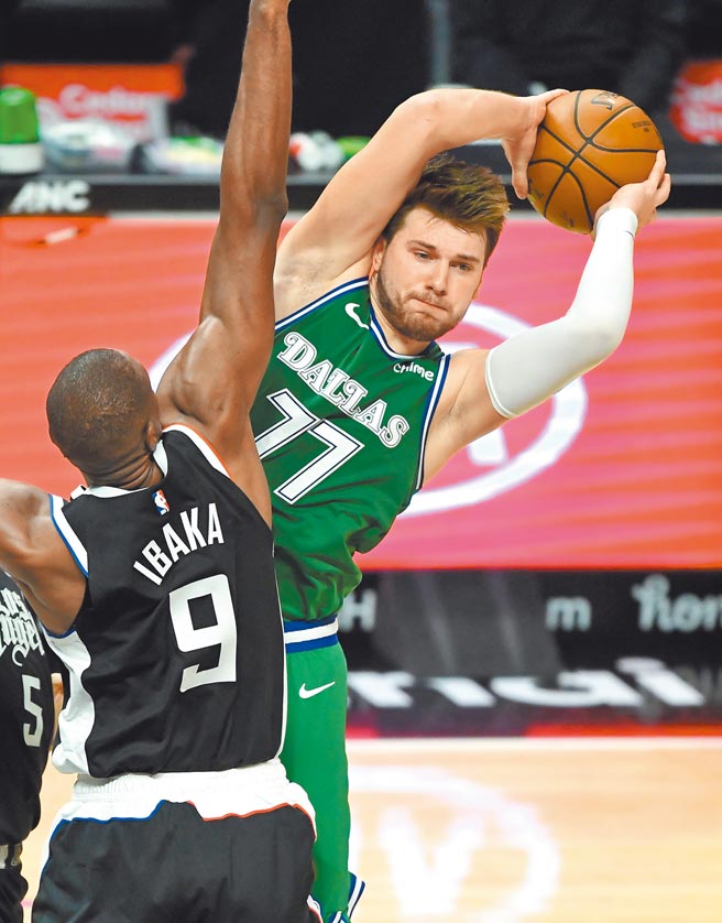 独行侠明星球员东契奇（右）斩获24分、9篮板及8助攻，终场独行侠大胜快艇51分。（路透）