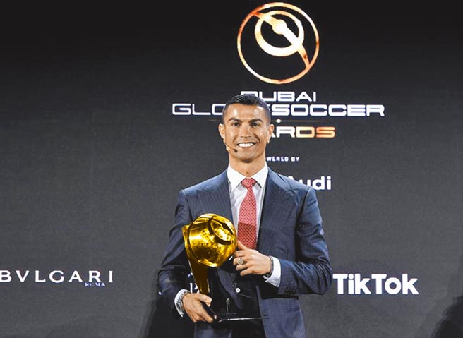 C罗击败梅西等人，赢得环球足球奖颁发的21世纪最佳球员殊荣。（美联社）