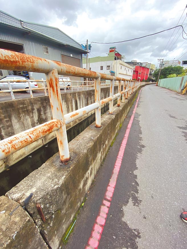 位在新北市树林区和新庄区交界的成功街，其中一边护栏已严重锈蚀、摇摇晃晃，当地居民忧心，若有机车擦撞护栏，恐会摔落至数公尺深的水沟。（新北市议员何淑峰提供／蔡雯如新北传真）