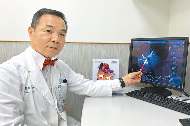 中醫大新竹附醫心臟血管科主任林圀宏指陳翁裝左心耳封堵器後，沒有按醫囑用藥，回診檢查發現長出新生血塊。（羅浚濱攝）