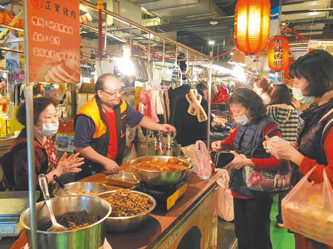 兴国市场贩售台湾温体猪业者忧心莱猪进口后生意下滑。（吕筱蝉摄）