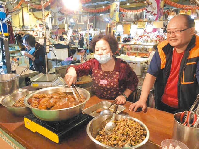 台湾温体猪业者忧心贴了台湾猪贴纸无助销售。（吕筱蝉摄）
