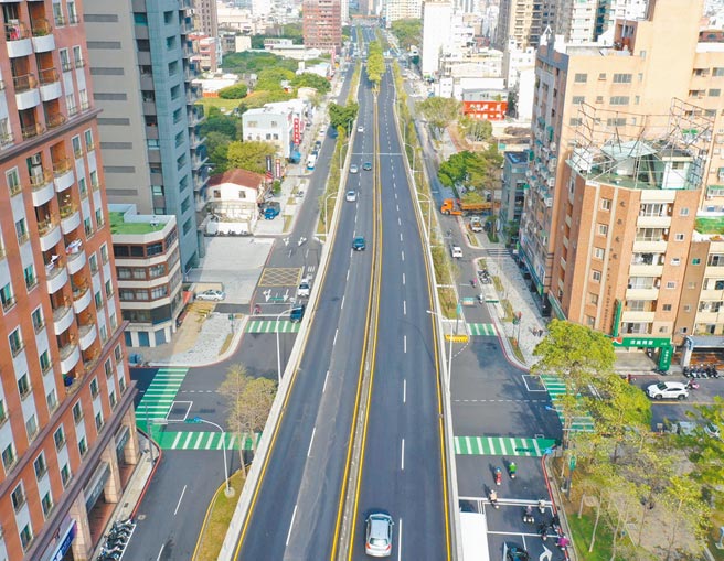 新竹市政府打造1.3公里东大路林荫大道，友善步行城市再向前跨一大步。（陈育贤摄）