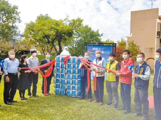 台中市低碳城市推动办公室28日在惠明盲校举办智慧节电微电网成果展示会。（陈淑娥摄）
