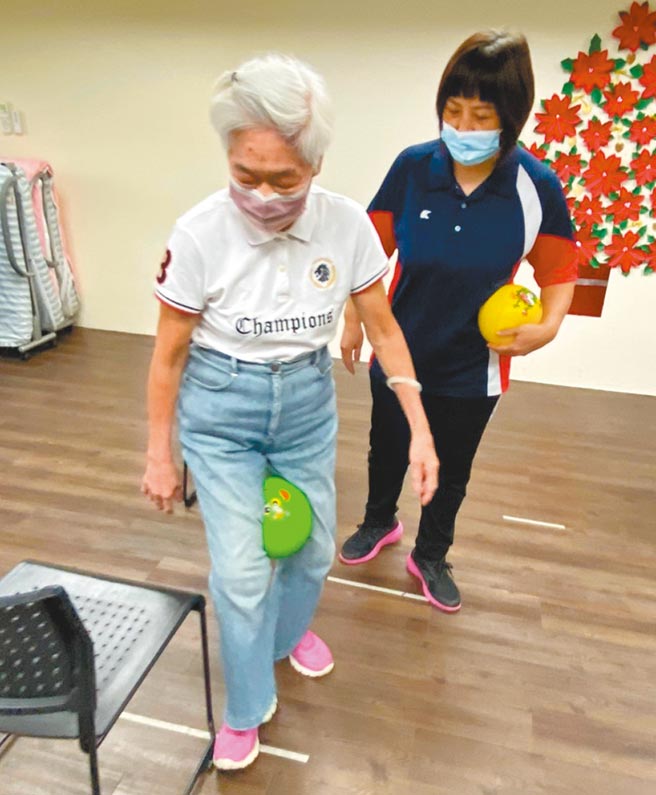 勞動力發展署中彰投分署今年度培訓300個多銀髮產業學員，訓後平均就業率達7成以上。（勞動力發展署中彰投分署提供／盧金足台中傳真）