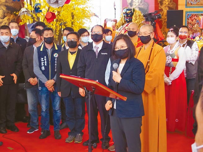 蔡英文总统（前）参加云林县北港朝天宫法会，强调人神共同努力防疫，明年一定会更好。（张朝欣摄）