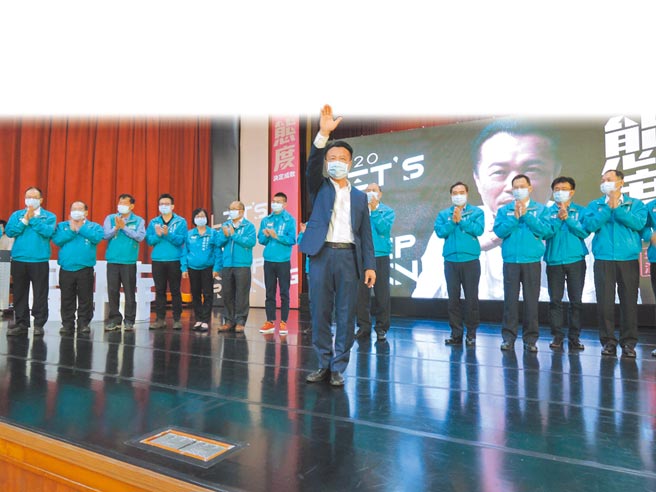 嘉义县长翁章梁（中）28日举行就职2周年演说会，结束时和县府团队向台下听眾致意。（张毓翎摄）