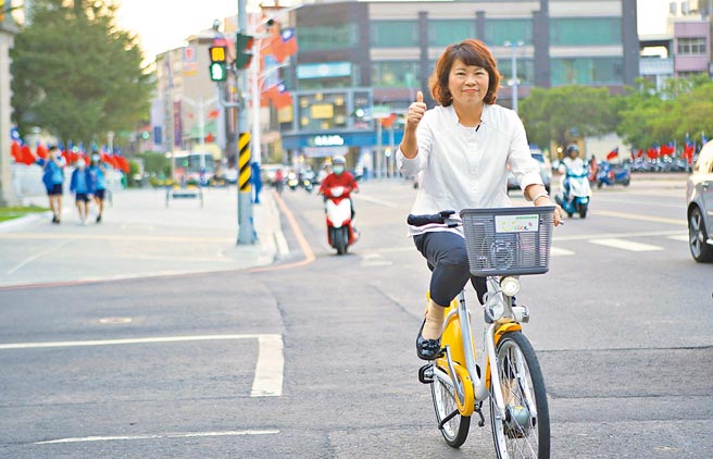 嘉义为全台第一个100％电动公车的县市，更启用YouBike 2.0公共自行车租赁系统，完成嘉义市大眾运输重要的最后一哩路。（嘉义市政府提供／廖素慧嘉市传真）