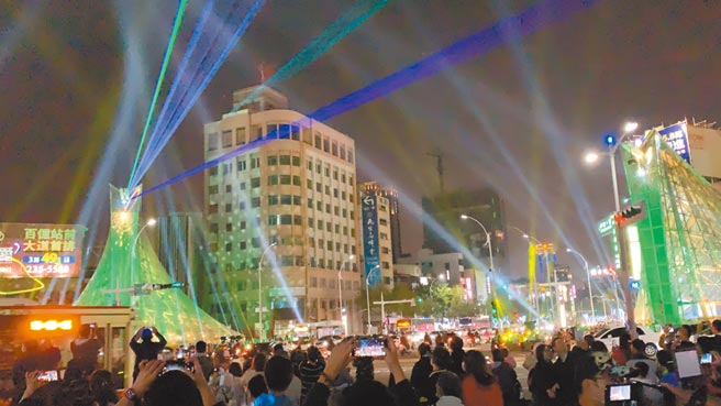 高市府主办「光合作用」灯光秀，未料被抓包设备使用大陆器材挨轰。（本报资料照片）