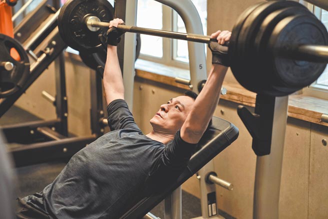 劉德華在監製及主演的電影《拆彈專家2》中挑戰體能極限。（華映提供）