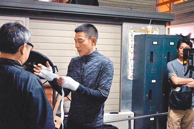 雖然拍攝時體能消耗很大，但劉德華拍到滿身大汗也沒喊累。（華映提供）