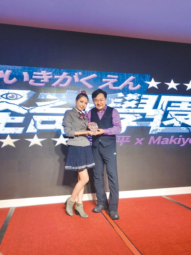 眭澔平（右）、Makiyo主持网路新节目《怪奇学园》，昨出席记者会。（经纪人提供）