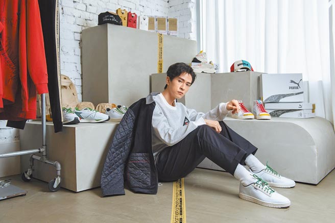 演員石知田穿上PUMA聯名系列的Patch長褲，褲身上的布料打樣及補丁痕跡，帶來「半成品」的視覺感。（PUMA提供）