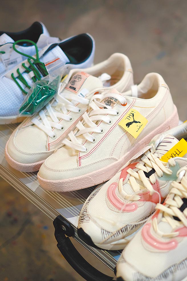 PUMA × MICHAEL LAU鞋身貼上便利貼，設計玩味十足。（PUMA提供）